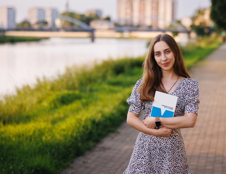 Obsługa ruchu lotniczego | Studia I stopnia we Wrocławiu | Uniwersytet WSB Merito we Wrocławiu: studentka pozująca do zdjęcia