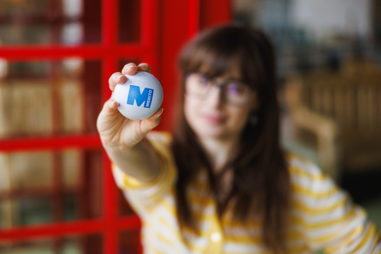 Międzynarodowa Konferencja Marketingowych Kół Naukowych | Uniwersytet WSB Merito we Wrocławiu: studentka trzymająca piłeczkę z logo