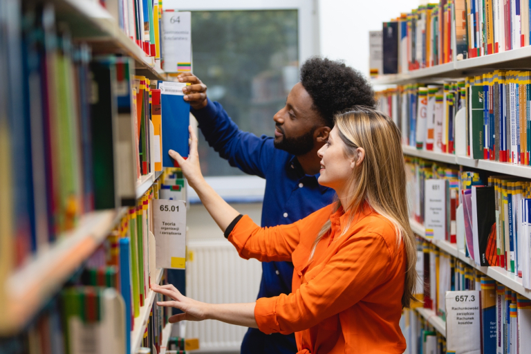 Centrum Współpracy Międzynarodowej | Uniwersytet WSB Merito we Wrocławiu: studenci wypożyczający książki z biblioteki
