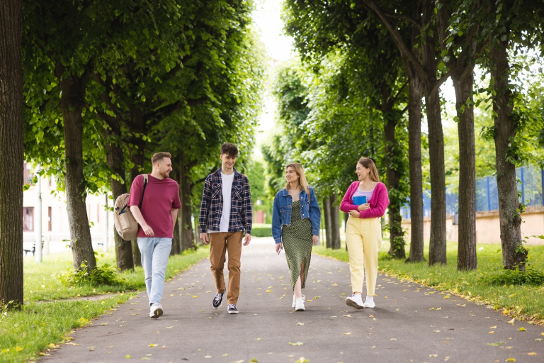 Zrównoważony rozwój | Uniwersytet WSB Merito we Wrocławiu: studenci idący parkiem