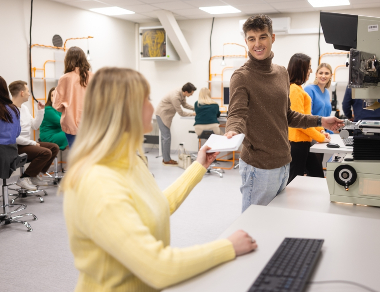 Inżynieria systemów logistycznych | Studia I stopnia we Wrocławiu | Uniwersytet WSB Merito we Wrocławiu: studenci podczas zajęć w pracowni inżynierskiej