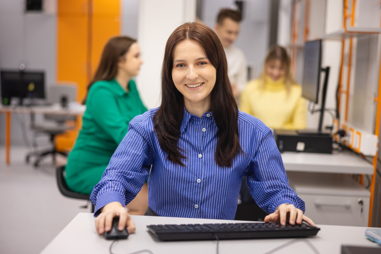 Wdrażanie i zarządzanie urządzeniami Apple | Szkolenia i kursy we Wrocławiu | Uniwersytet WSB Merito we Wrocławiu: studentka podczas zajęć w pracowni inżynierskiej