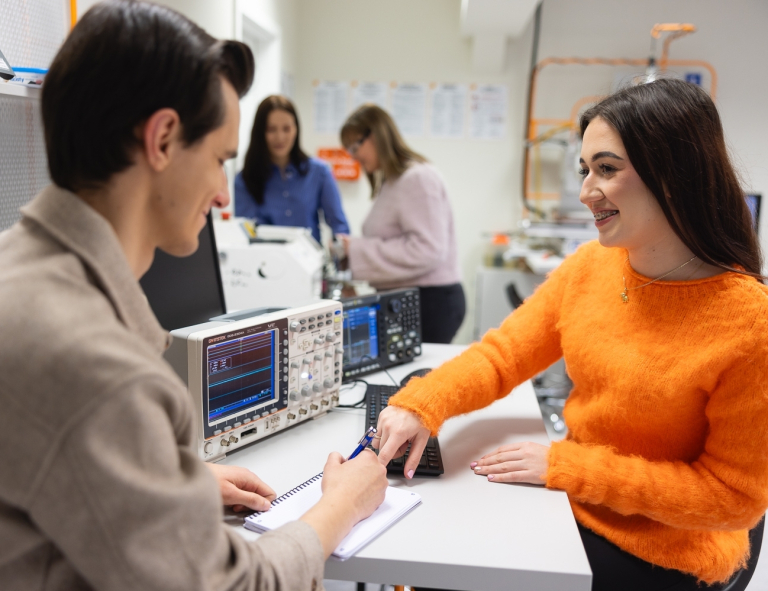 Inżynieria systemów i technologii cyfrowych w logistyce | Studia I stopnia we Wrocławiu | Uniwersytet WSB Merito we Wrocławiu: studenci podczas zajęć w pracowni inżynierskiej