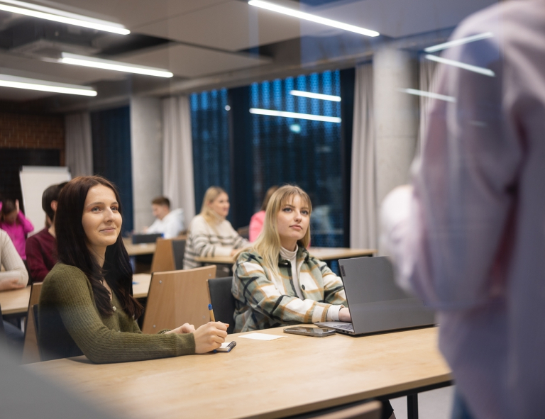 Logistyka międzynarodowa | Studia I stopnia we Wrocławiu | Uniwersytet WSB Merito we Wrocławiu: studenci na sali wykładowej