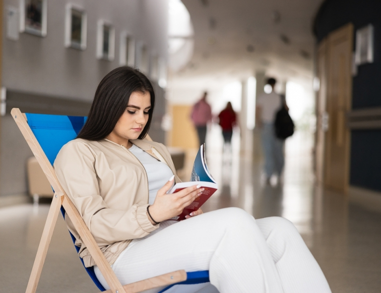 Marketing i social media | Studia I stopnia we Wrocławiu | Uniwersytet WSB Merito we Wrocławiu: studentka czytająca książkę