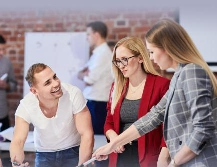 Psychologia reklamy i komunikacji | Studia podyplomowe we Wrocławiu | Uniwersytet WSB Merito we Wrocławiu: uczestnicy studiów podyplomowych pracujący nad wspólnym projektem