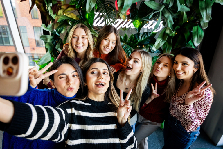 ABC studenta | Uniwersytet WSB Merito we Wrocławiu: studenci robiący sobie wspólne zdjęcie