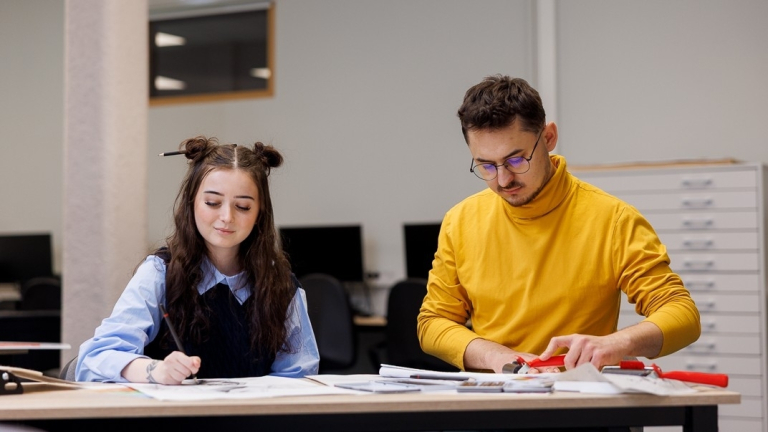 Zrównoważony biznes | Studia II stopnia ze studiami podyplomowymi  | Uniwersytet WSB Merito we Wrocławiu: studenci pracujący nad projektem grupowym