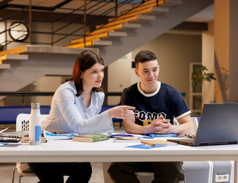 Inżynieria zarządzania – studia inżynierskie | Studia I stopnia we Wrocławiu | Uniwersytet WSB Merito we Wrocławiu: studenci pracujący nad projektem grupowym