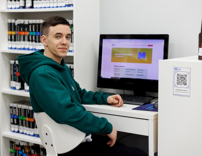Projektowanie psychotechnologii | Studia II stopnia we Wrocławiu | Uniwersytet WSB Merito we Wrocławiu: student student przy komputerze
