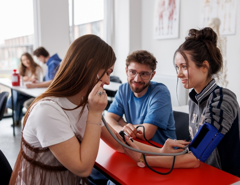 Psychodietetyka w chorobie otyłościowej i zaburzeniach odżywiania | Studia II stopnia we Wrocławiu | Uniwersytet WSB Merito we Wrocławiu: studenci na zajęciach w laboratorium anatomii