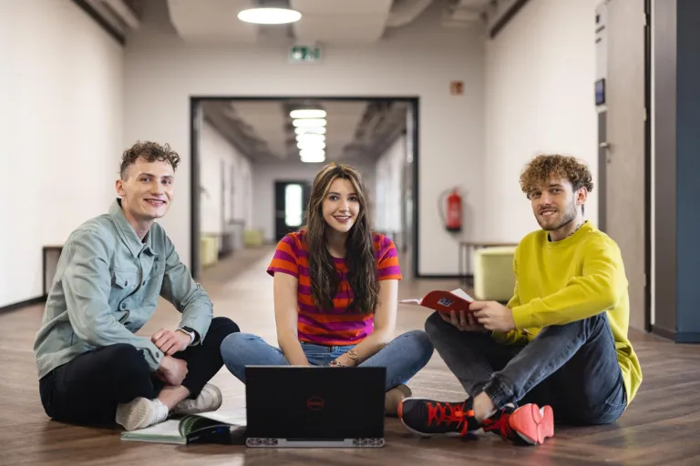 Prawo w zarządzaniu | Studia I stopnia we Wrocławiu | Uniwersytet WSB Merito we Wrocławiu: studenci, kampus, korytarz