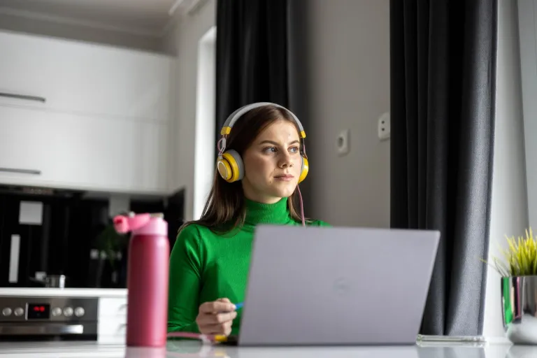 Finanse i rachunkowość | Studia I stopnia we Wrocławiu | Uniwersytet WSB Merito we Wrocławiu: studentka na zajęciach online