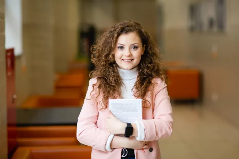 Economic and Data Analysis | Studia I stopnia we Wrocławiu | Uniwersytet WSB Merito we Wrocławiu: studentka trzymająca książkę