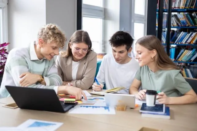 Finanse i rachunkowość | Studia I stopnia we Wrocławiu | Uniwersytet WSB Merito we Wrocławiu: studenci pracujący nad projektem grupowym