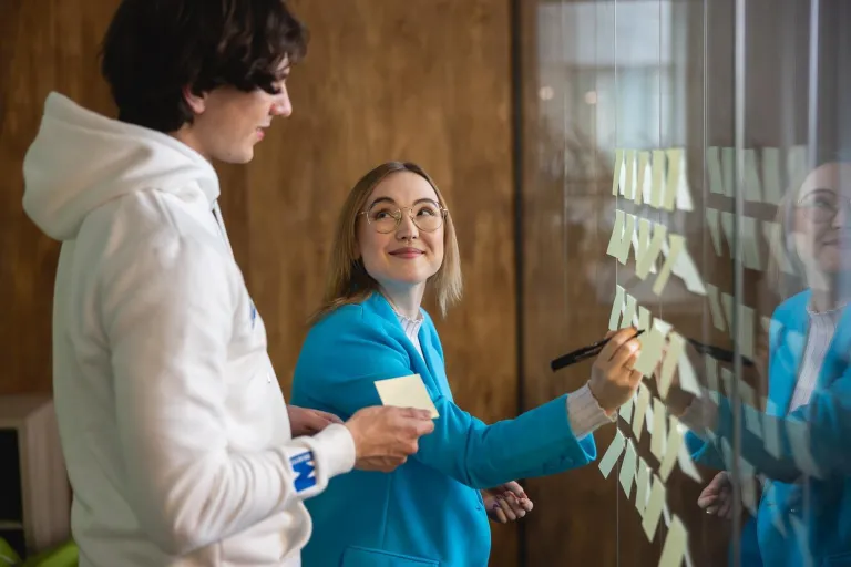 Inżynieria zarządzania – studia inżynierskie | Studia I stopnia we Wrocławiu | Uniwersytet WSB Merito we Wrocławiu: studenci sporządzający notatki