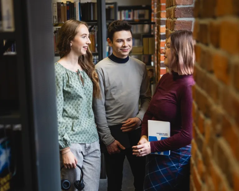 Nowoczesne zarządzanie kryzysowe i ochrona ludności | Studia I stopnia we Wrocławiu | Uniwersytet WSB Merito we Wrocławiu: studenci w bibliotece
