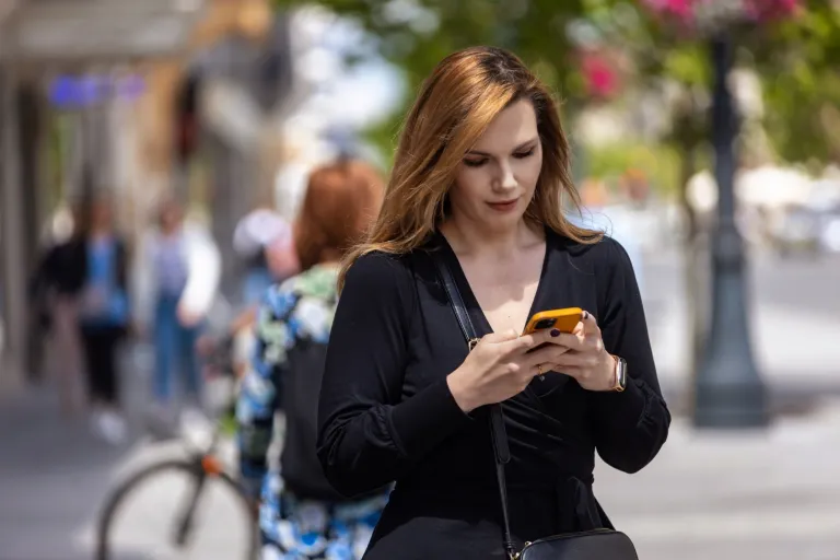 Specjalista bezpieczeństwa i higieny pracy | Studia I stopnia we Wrocławiu | Uniwersytet WSB Merito we Wrocławiu: studentka patrząca w telefon