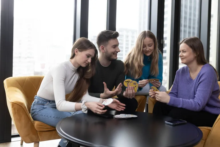 Bezpieczeństwo państwa i służby mundurowe | Studia I stopnia we Wrocławiu | Uniwersytet WSB Merito we Wrocławiu: studenci pracujący nad projektem grupowym