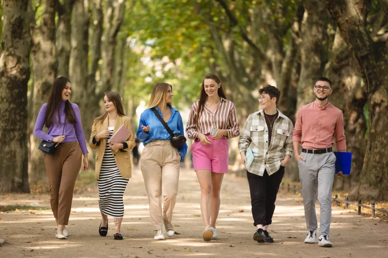 Psychodietetyka | Studia I stopnia we Wrocławiu | Uniwersytet WSB Merito we Wrocławiu: studenci idący parkiem