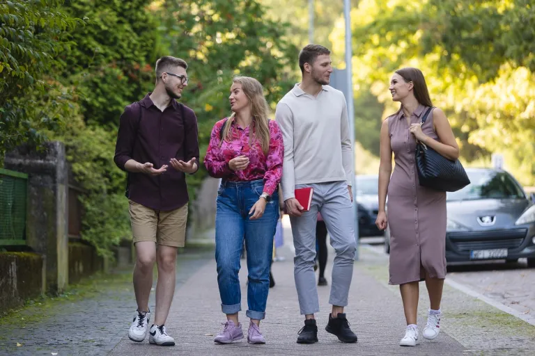Dietetyka kliniczna | Studia I stopnia we Wrocławiu | Uniwersytet WSB Merito we Wrocławiu: studenci idący parkiem
