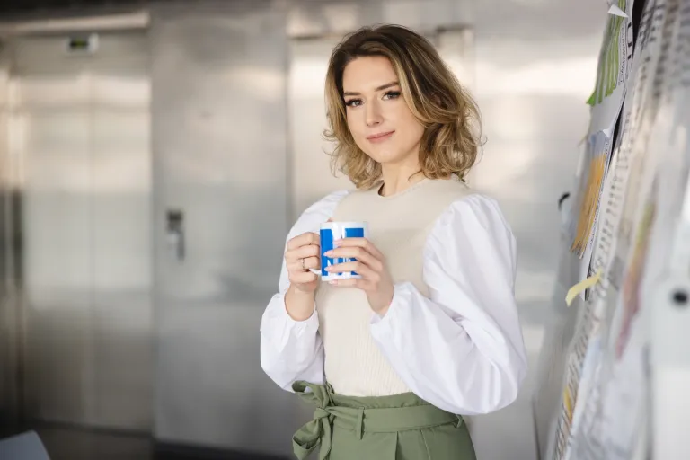 Dietetyka kliniczna | Studia I stopnia we Wrocławiu | Uniwersytet WSB Merito we Wrocławiu: studentka trzymająca kubek