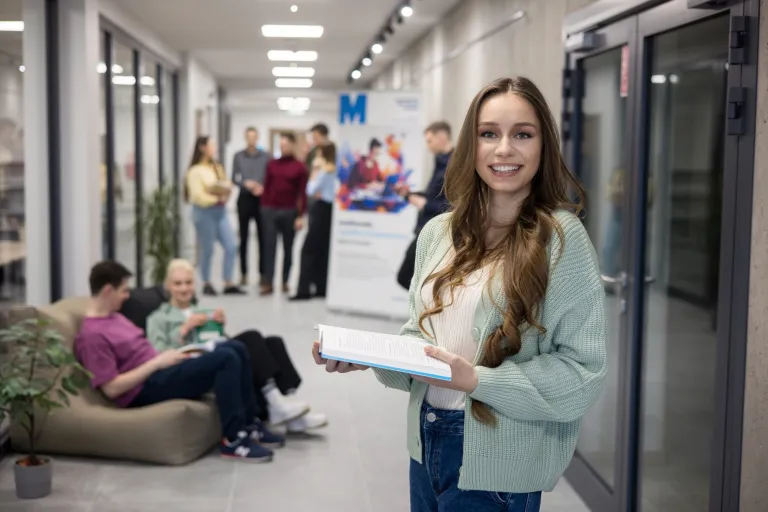 Psychodietetyka | Studia I stopnia we Wrocławiu | Uniwersytet WSB Merito we Wrocławiu: studentka ucząca się do egzaminu