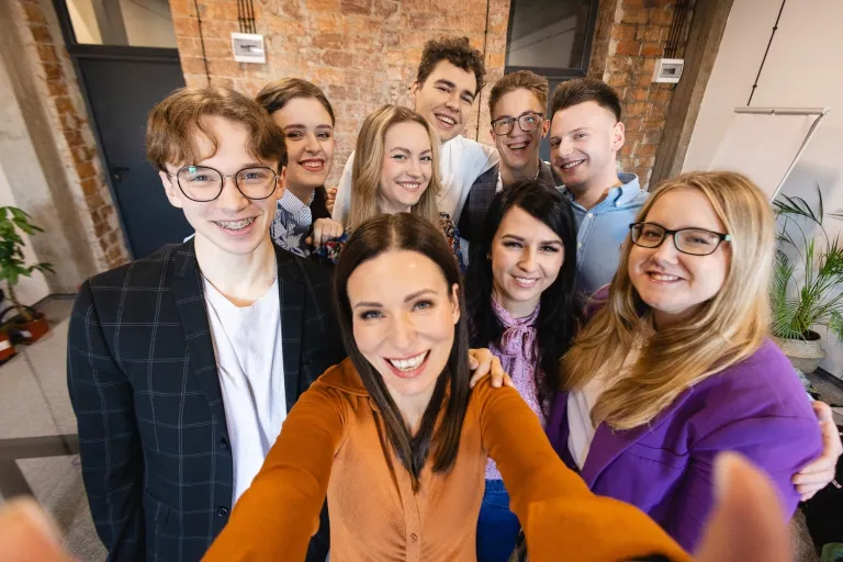 Dietetyka w sporcie | Studia I stopnia we Wrocławiu | Uniwersytet WSB Merito we Wrocławiu: grupowe selfie studentów