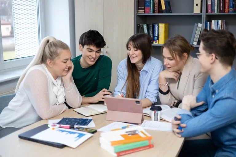 Bankowość i usługi finansowe | Studia I stopnia we Wrocławiu | Uniwersytet WSB Merito we Wrocławiu: studenci pracujący nad projektem grupowym