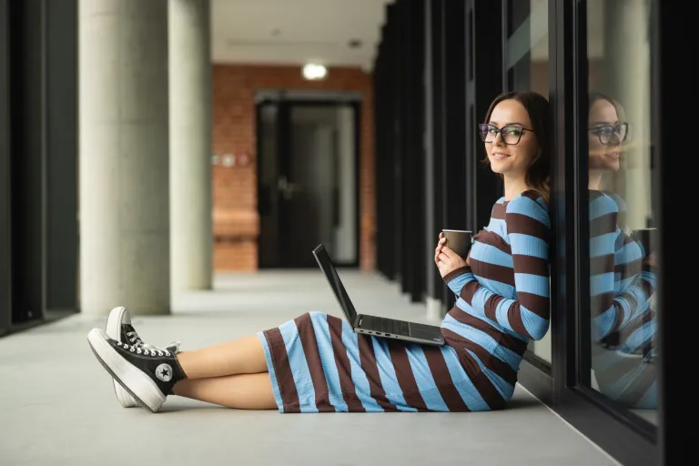 Pedagogika opiekuńczo-wychowawcza z neuropedagogiką | Studia I stopnia we Wrocławiu | Uniwersytet WSB Merito we Wrocławiu: studentka pracująca na laptopie