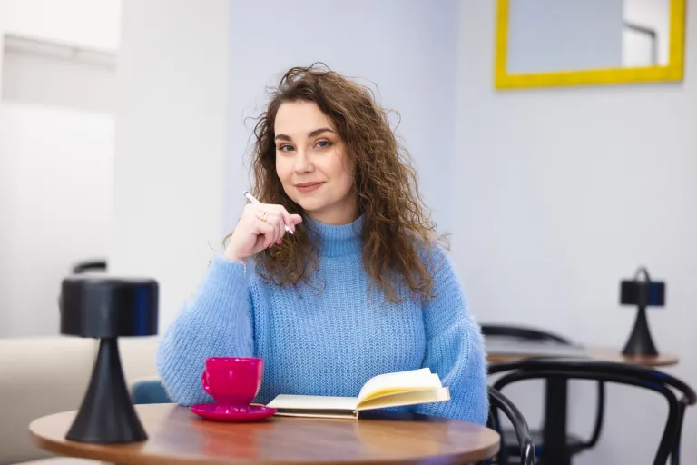 studentka ucząca się do egzaminu