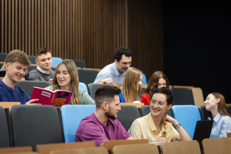 Prognozowanie w gospodarce cyfrowej | Studia II stopnia we Wrocławiu | Uniwersytet WSB Merito we Wrocławiu: studenci na sali wykładowej