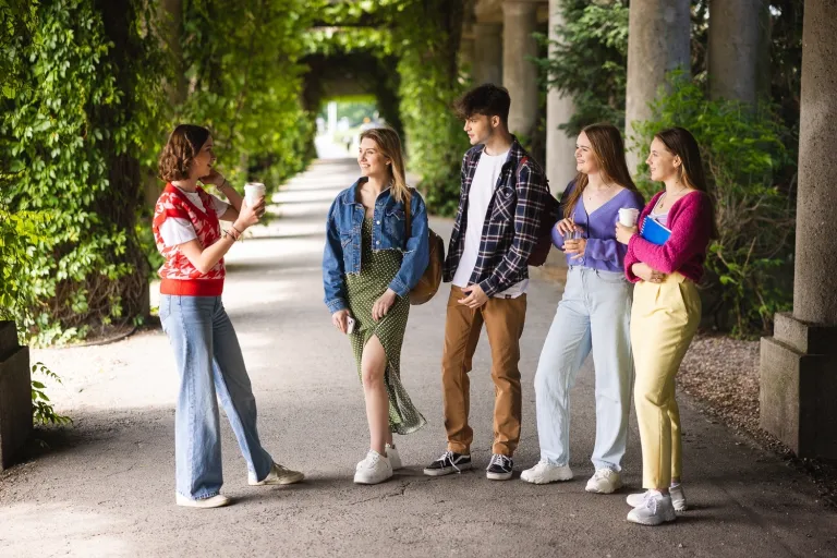 Metody i techniki śledcze | Studia II stopnia ze studiami podyplomowymi  | Uniwersytet WSB Merito we Wrocławiu: studenci spacerujący po hali stulecia