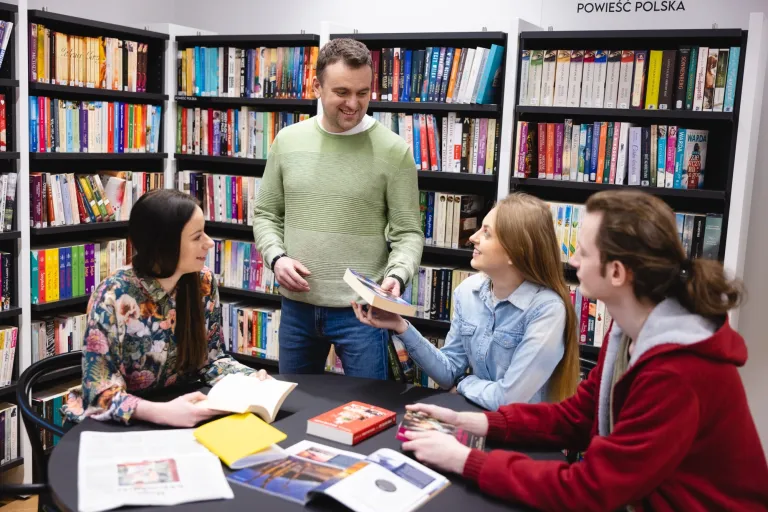 Służby i bezpieczeństwo publiczne | Studia II stopnia ze studiami podyplomowymi  | Uniwersytet WSB Merito we Wrocławiu: studenci uczący się w bibliotece