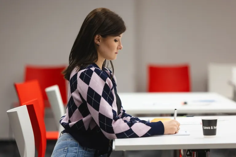 Management | Studia II stopnia we Wrocławiu | Uniwersytet WSB Merito we Wrocławiu: studentka robiąca notatki