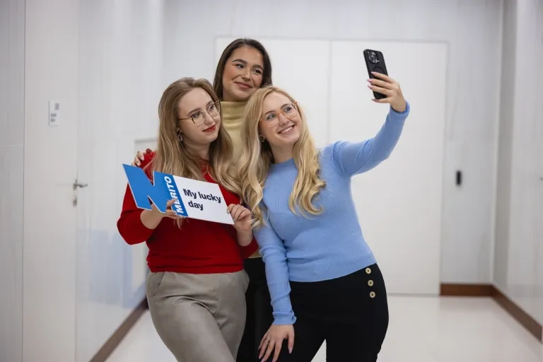 Zarządzanie strategiczne | Studia II stopnia ze studiami podyplomowymi  | Uniwersytet WSB Merito we Wrocławiu: studenci robiący sobie wspólne zdjęcie