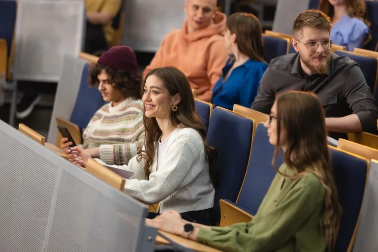 Analityk danych biznesowych | Studia II stopnia we Wrocławiu | Uniwersytet WSB Merito we Wrocławiu: studenci na sali wykładowej