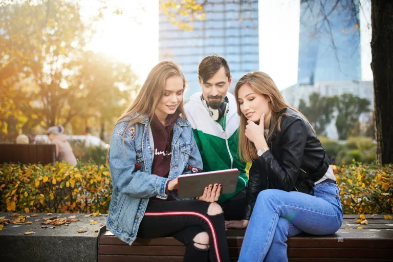 Menedżer przedsiębiorstwa turystycznego | Studia II stopnia we Wrocławiu | Uniwersytet WSB Merito we Wrocławiu: studenci pracujący nad projektem grupowym