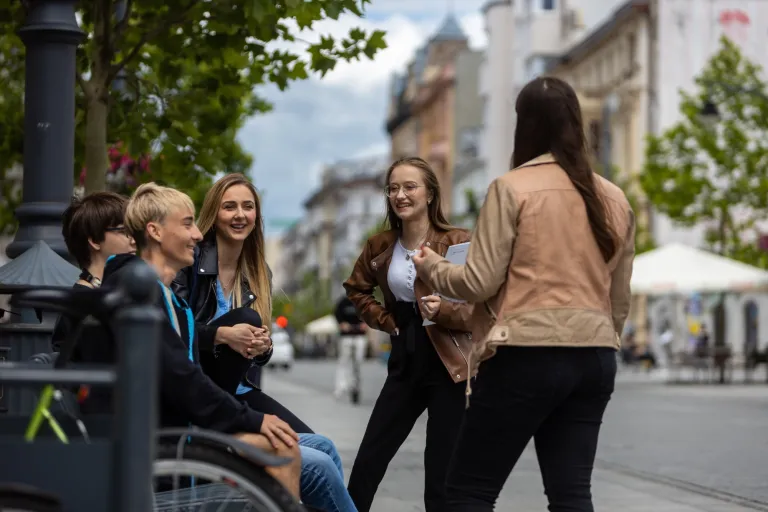 Psychologia | Studia jednolite magisterskie we Wrocławiu | Uniwersytet WSB Merito we Wrocławiu: studenci spędzający czas wolny w plenerze