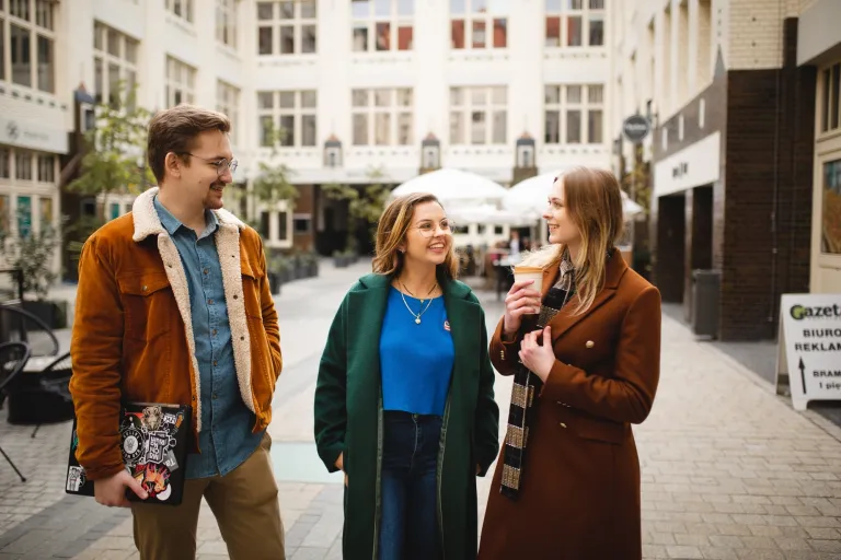Filologia hiszpańska | Studia I stopnia we Wrocławiu | Uniwersytet WSB Merito we Wrocławiu: studenci spędzający czas wolny w plenerze