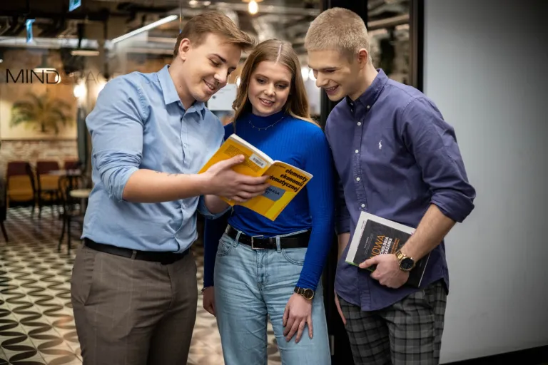 Język angielski w środowisku biznesowym | Studia I stopnia we Wrocławiu | Uniwersytet WSB Merito we Wrocławiu: studenci pracujący nad projektem grupowym