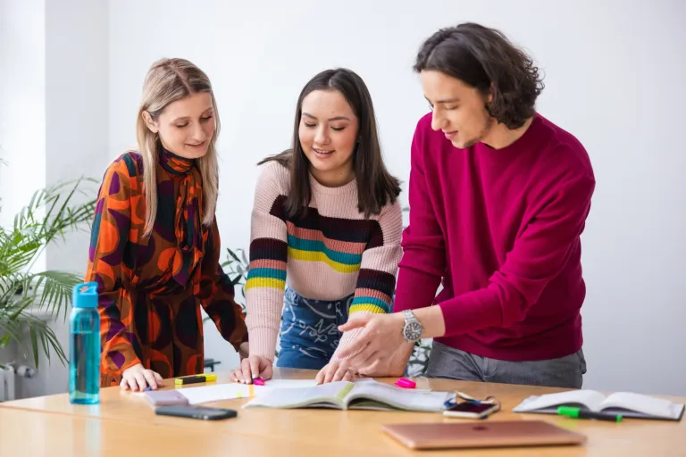 Tłumaczenia | Studia II stopnia we Wrocławiu | Uniwersytet WSB Merito we Wrocławiu: studenci pracujący nad projektem grupowym