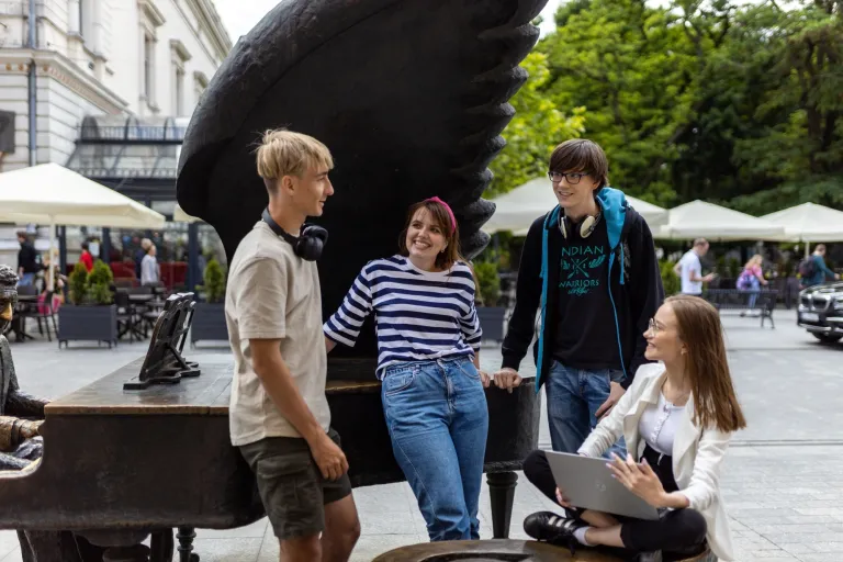 Język niemiecki w środowisku biznesowym | Studia I stopnia we Wrocławiu | Uniwersytet WSB Merito we Wrocławiu: studenci spędzający czas wolny w plenerze