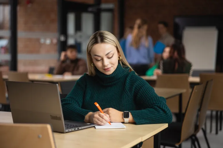 Filologia germańska | Studia I stopnia we Wrocławiu | Uniwersytet WSB Merito we Wrocławiu: studentka ucząca się do egzaminu