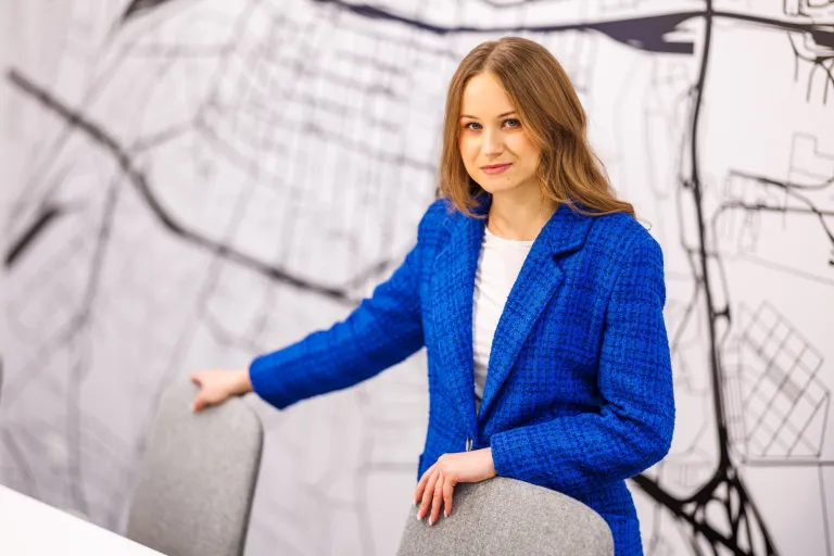 Rachunkowość i sprawozdawczość finansowa | Studia II stopnia we Wrocławiu | Uniwersytet WSB Merito we Wrocławiu: studentka pozująca do zdjęcia