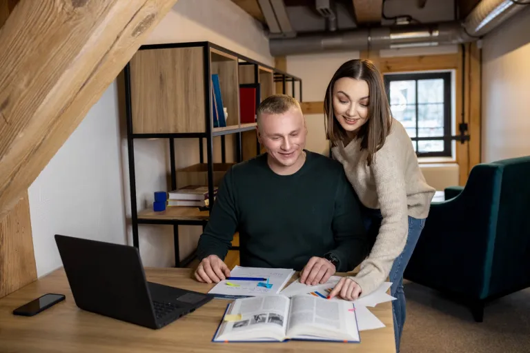 Healthcare Management | Studia II stopnia we Wrocławiu | Uniwersytet WSB Merito we Wrocławiu: studenci pracujący nad projektem grupowym
