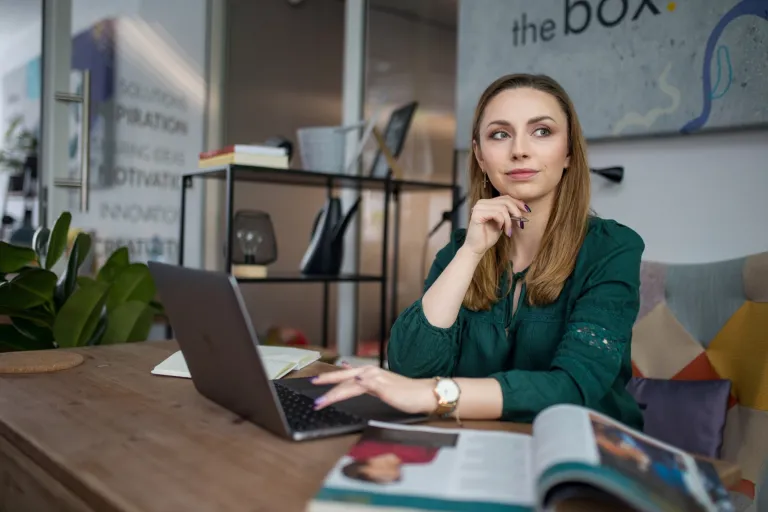 Menedżer organizacji logistycznej | Studia II stopnia we Wrocławiu | Uniwersytet WSB Merito we Wrocławiu: studentka ucząca się do egzaminu