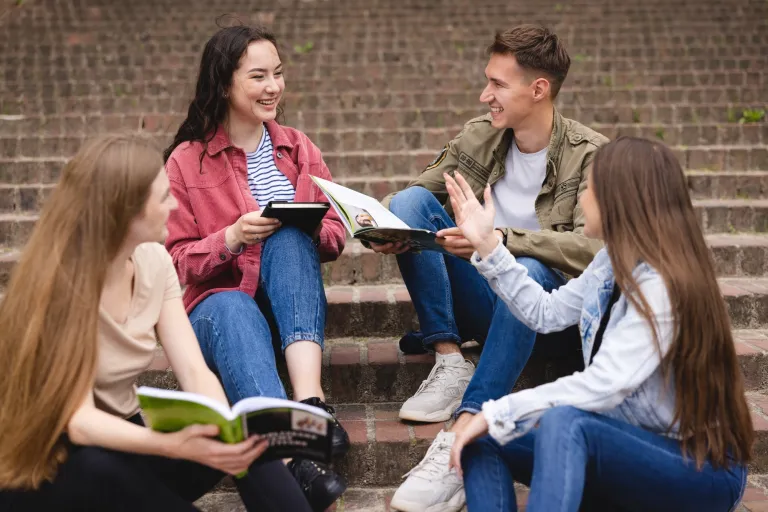 Menedżer przedsiębiorstwa turystycznego | Studia II stopnia we Wrocławiu | Uniwersytet WSB Merito we Wrocławiu: studenci rozmawiający na schodach