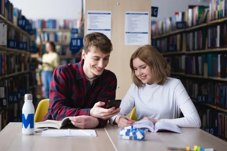 Inżynieria jakości w produkcji i usługach | Studia I stopnia we Wrocławiu | Uniwersytet WSB Merito we Wrocławiu: studenci pracujący nad projektem grupowym