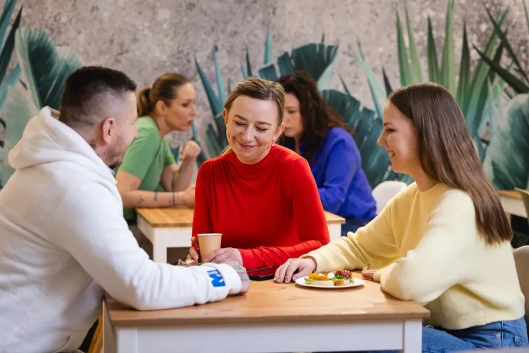 Marketing Communication Mix | Studia I stopnia we Wrocławiu | Uniwersytet WSB Merito we Wrocławiu: studenci pracujący nad projektem grupowym